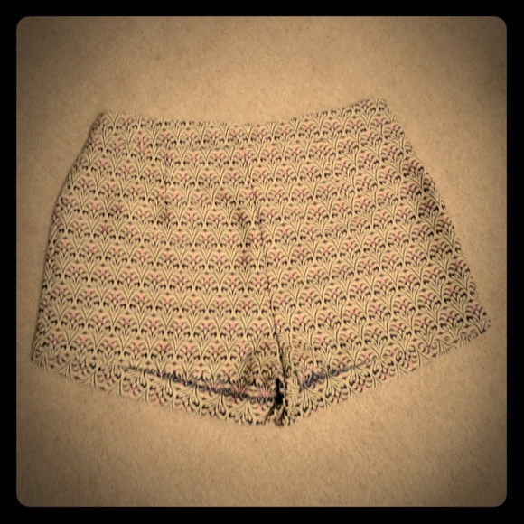 NWOT High-wasted Patterned Short Shorts - Picture 1 of 2